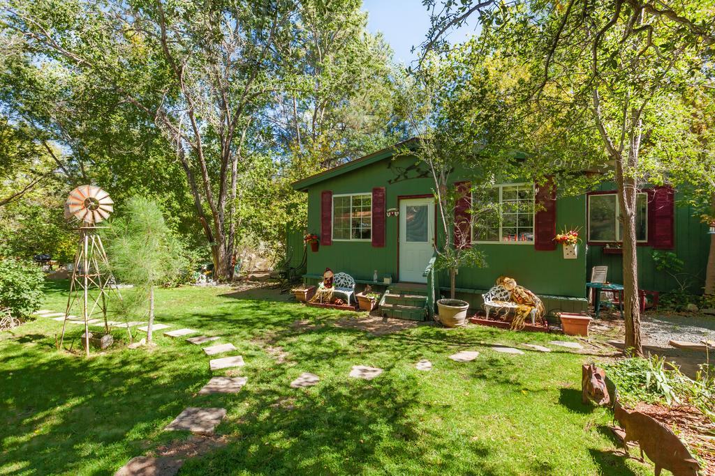 Apple Creek Lodge *